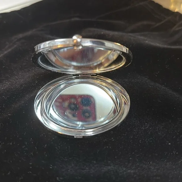 ✨✨ La Prairie Jeweled Compact Mirror✨✨